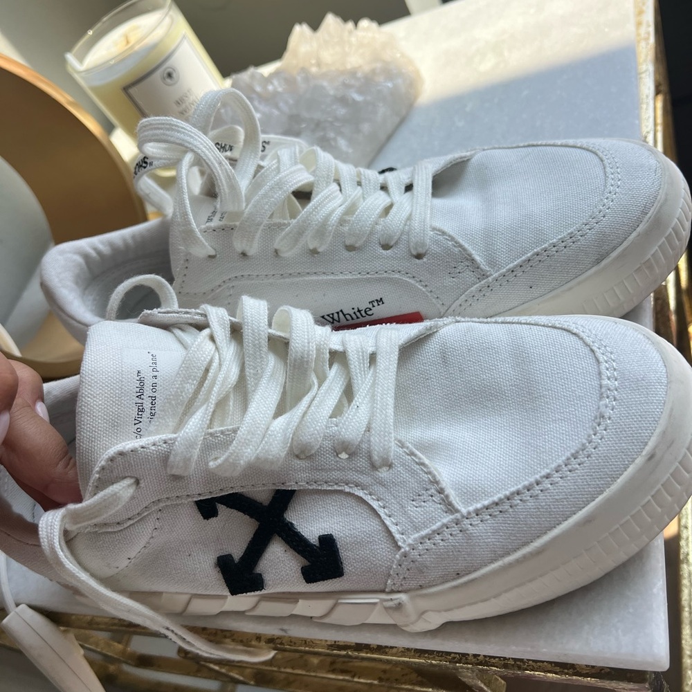 Off-White Sneaker - image 2